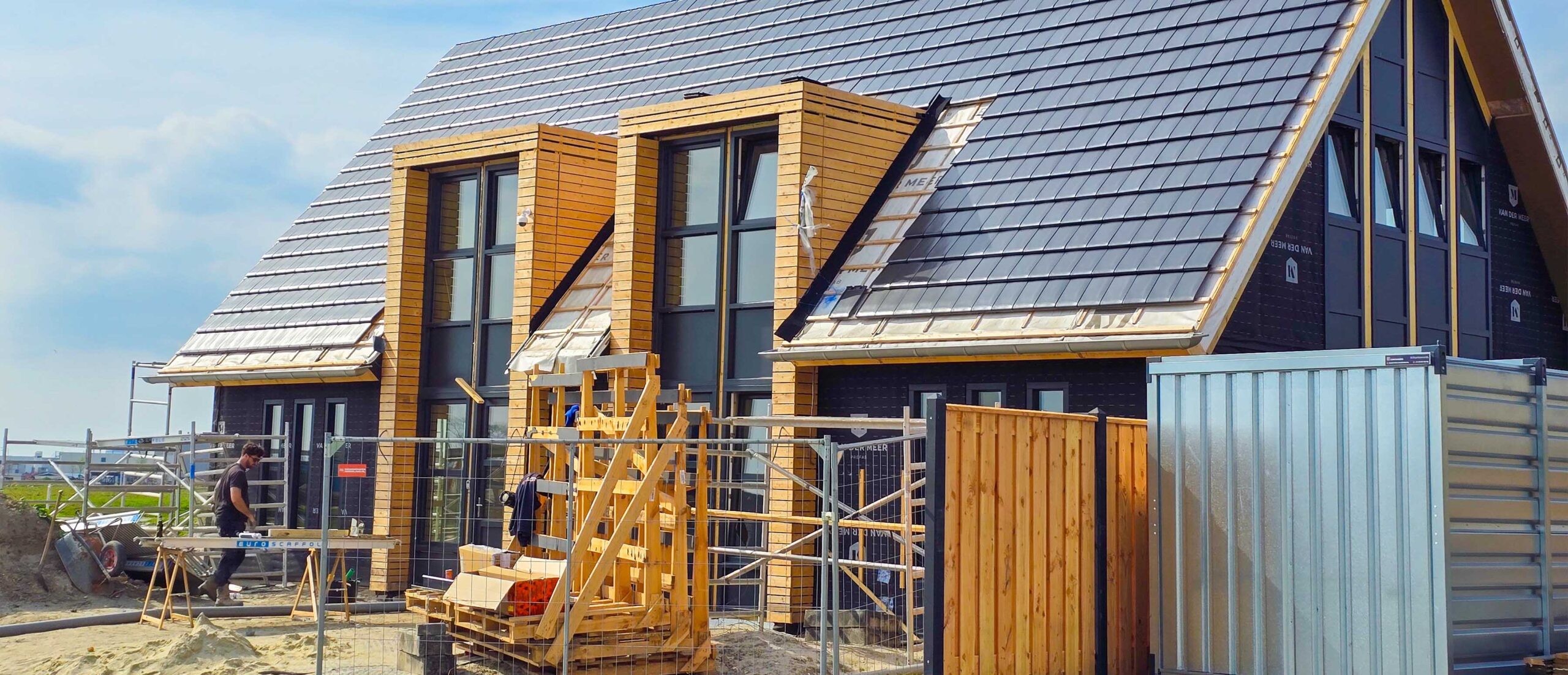 Bouwproces waarbij een nieuwe dak wordt geplaatst door JRC Afbouw.