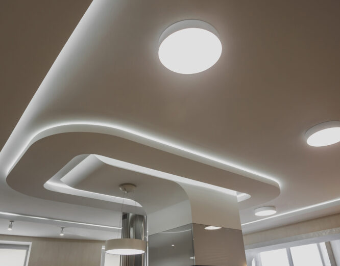 Modern plafondontwerp met ingebouwde LED-verlichting en ronde spots, afgewerkt door JRC Afbouw.