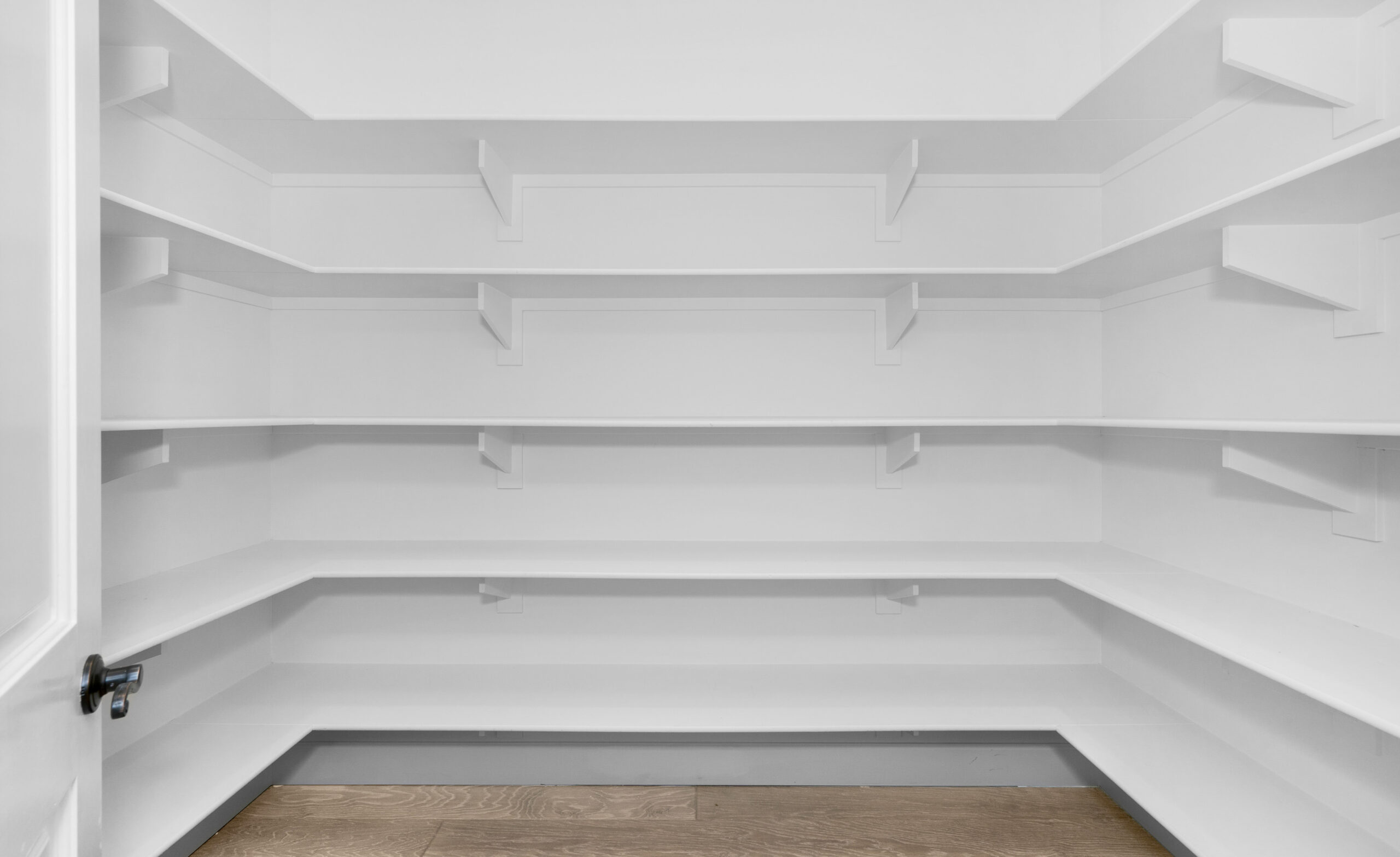 Moderne voorraadkast met witte planken, op maat gemaakt door JRC Afbouw.