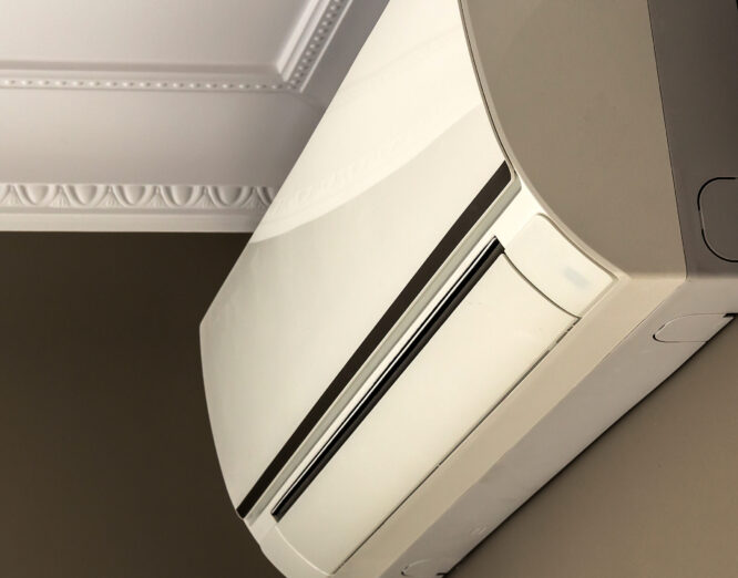 Close-up van een airconditioning-unit in een moderne woning, geplaatst door JRC Afbouw.