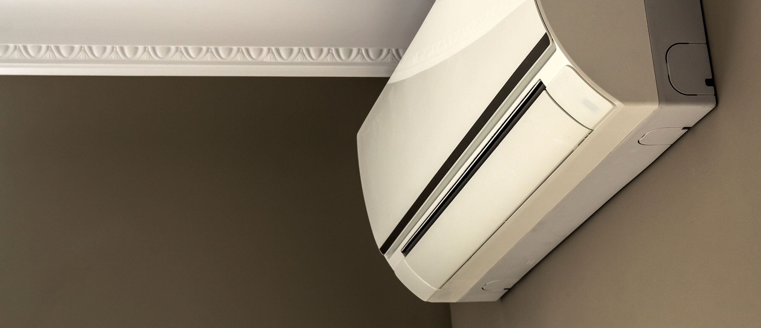 Airconditioning geplaatst in een moderne ruimte, afgewerkt door JRC Afbouw.