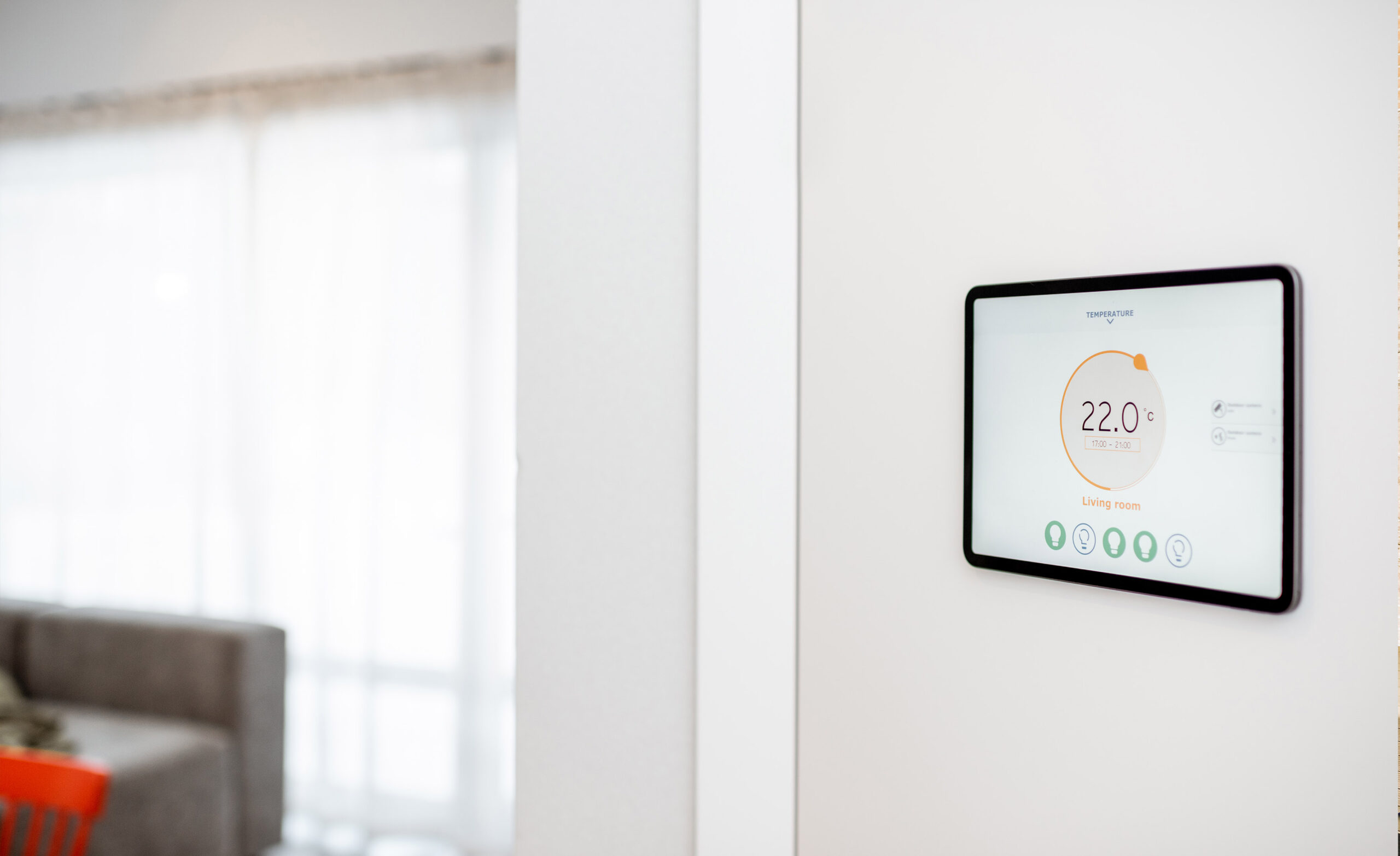 Woonkamer met slimme thermostaat en moderne afwerking door JRC Afbouw.