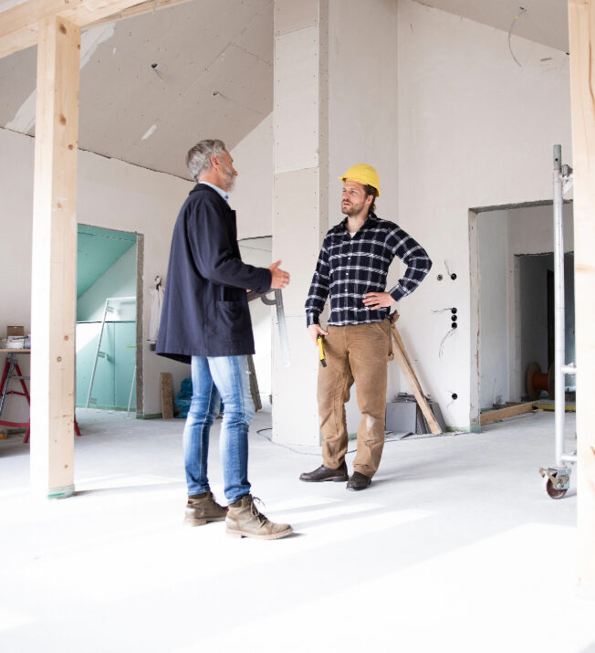 JRC Afbouw bespreekt het bouwplan en de voortgang met de klant tijdens de afbouwfase van een interieurproject