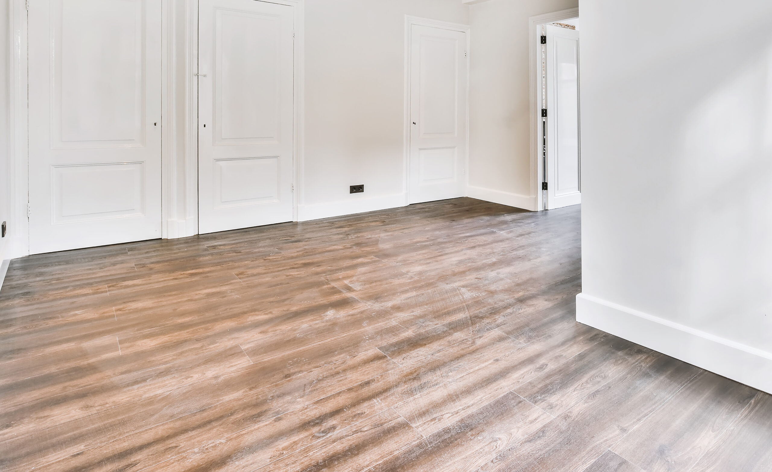 Klassieke houten vloer in woonkamer, luxe afwerking door JRC Afbouw & Afwerking
