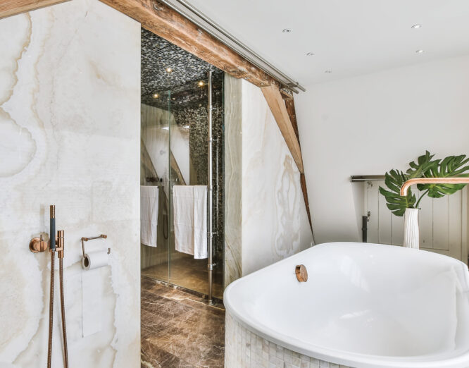 Moderne badkamer met inloopdouche en natuurstenen vloer afgewerkt door JRC Afbouw