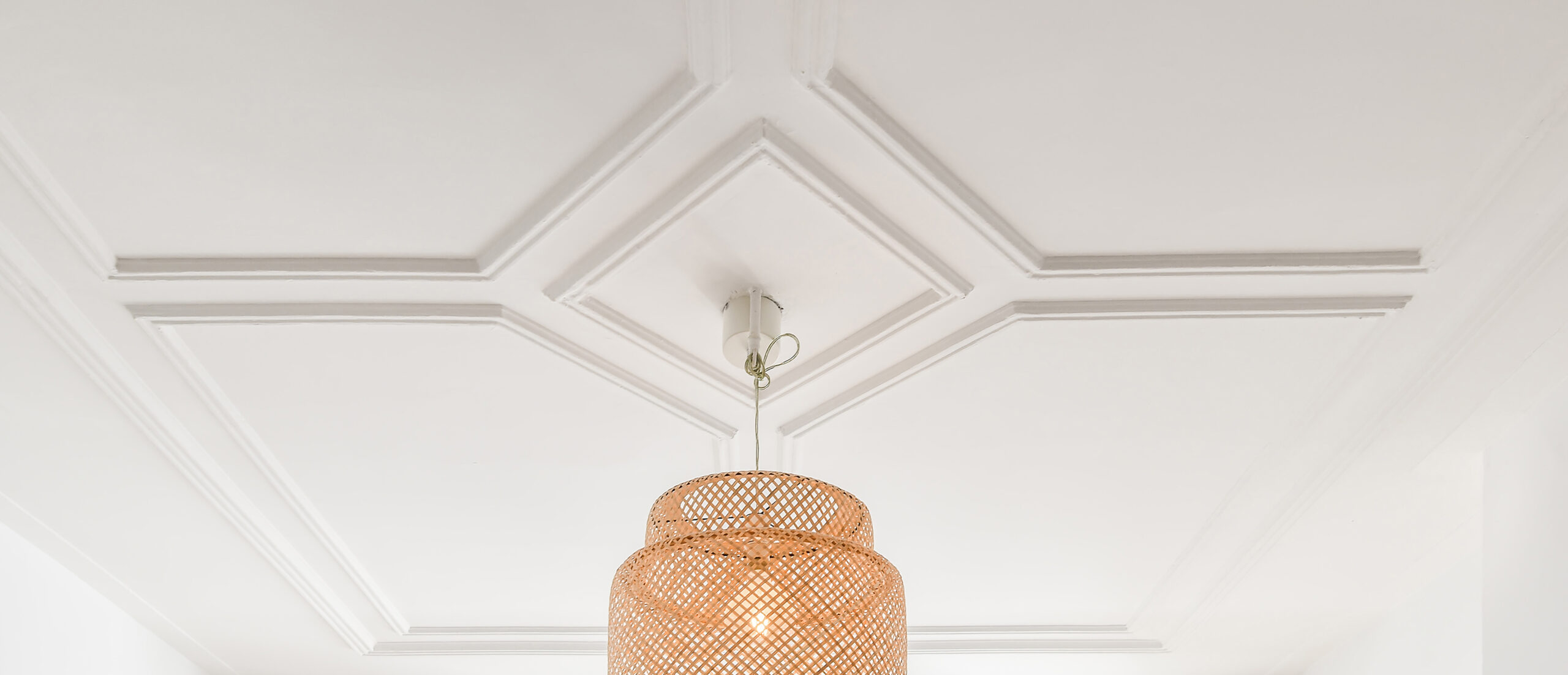 Elegant plafond met sierlijke lijsten en een centraal verlichtingspunt, gerealiseerd door JRC voor een klassieke uitstraling.