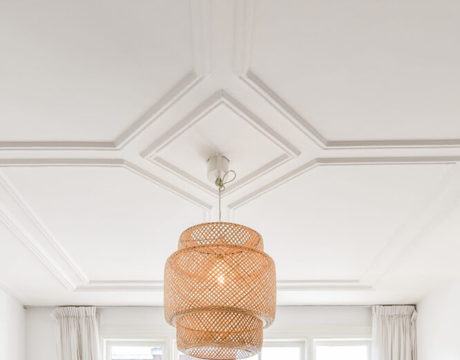 JRC creëert een verfijnd plafondontwerp met sierlijke gipslijsten en een centraal geplaatste hanglamp, perfect voor een tijdloze en luxe uitstraling.