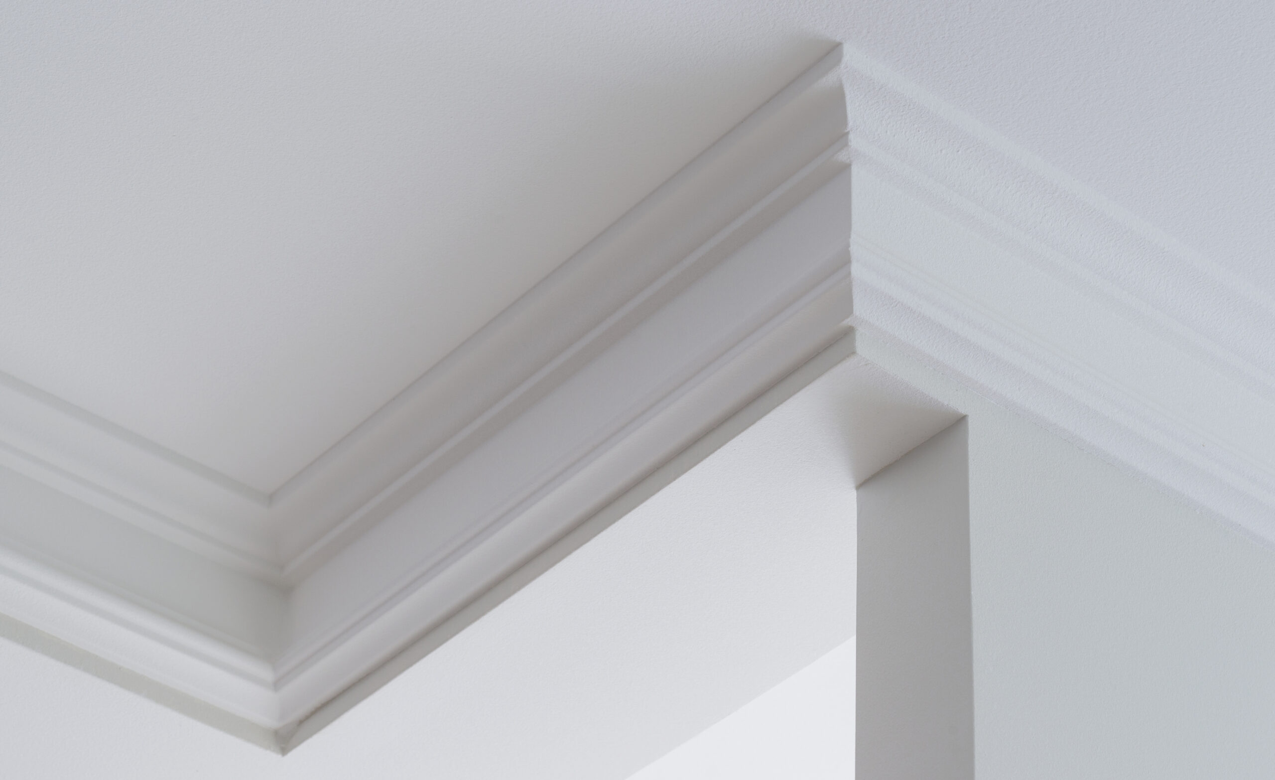 Strakke gipsplafondafwerking met oog voor detail, uitgevoerd door JRC om een moderne en stijlvolle uitstraling te creëren.