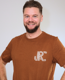 Profielfoto Jasper - JRC Afbouw Jasper, vakspecialist van JRC Afbouw, poseert in een bruin t-shirt met JRC-logo.