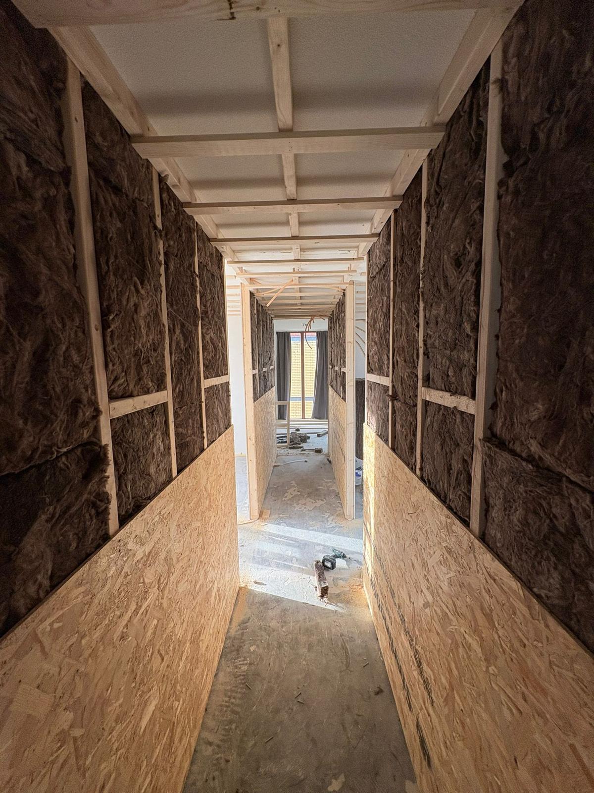 Timmerwerk gang aftimmeren en isoleren jrc afbouw 1